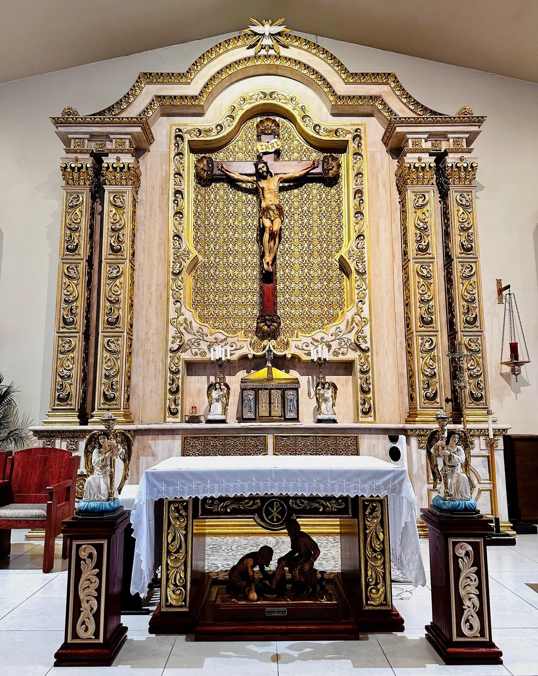 El retablo mayor, con el crucifijo sobre el sagrario.