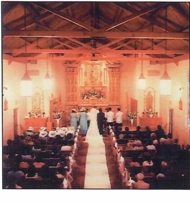 Una boda dentro del templo de 1963, vigas de madera y el retablo sobre las bancas llenas
