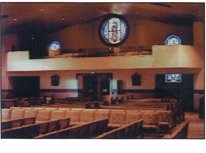 El interior del templo actual ya terminado, con el rosetón de vitral de la Guadalupana sobre el presbiterio