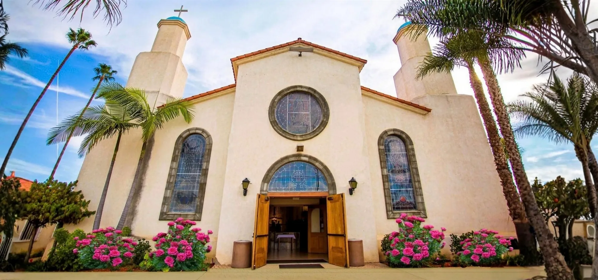 Fachada del templo de Nuestra Señora de Guadalupe con las puertas abiertas